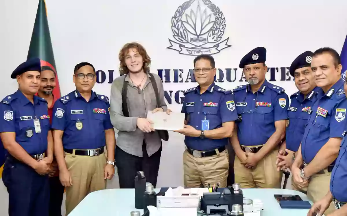 Rising Cumilla - German tourist recovers lost laptop thanks to police efforts.
