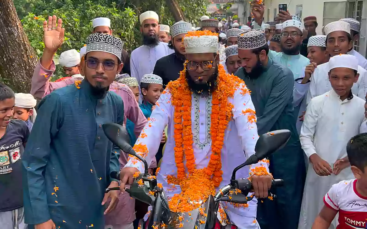 Rising Cumilla - Madrasa teacher receives a grand reception in Nasirnagar, gifted a motorcycle