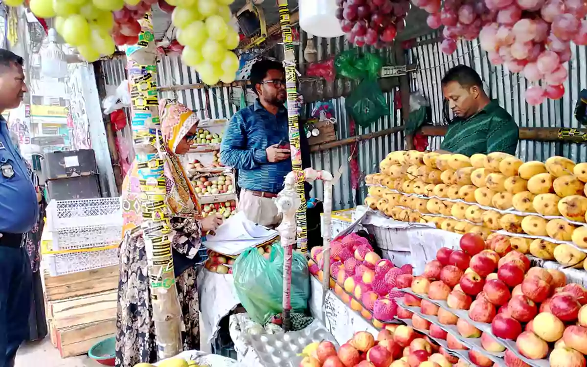 Rising Cumilla - Six fruit traders fined in Cumilla for selling fruits at high prices and failing to display price lists or produce purchase vouchers.