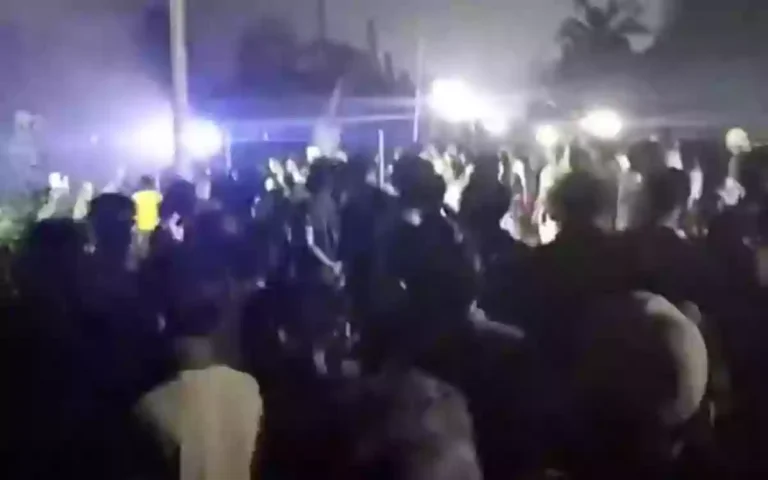 Rising Cumilla - Two groups clash in Brahmanbaria over the cutting of grass for cattle, using flashlights during the altercation.