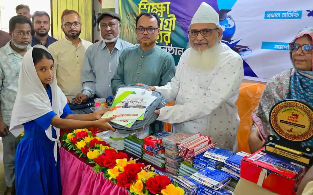অরণ্যপুর সরকারি প্রাথমিক বিদ্যালয়ে আবদুস সামাদ ফাউন্ডেশন শিক্ষা সামগ্রী বিতরণ করেন